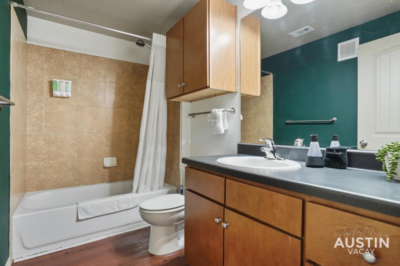 Stylish 4Br With Smart Tv And Free Garage Parking Apartment Austin Exterior photo